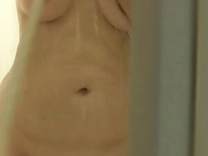 彼は楽屋ですべての彼の魅力を示した。 女 ...