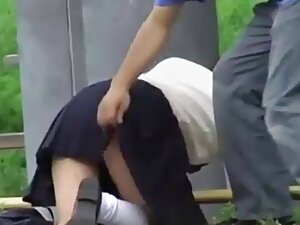 この女の子は頑固に強力なデバイスに彼女の ...