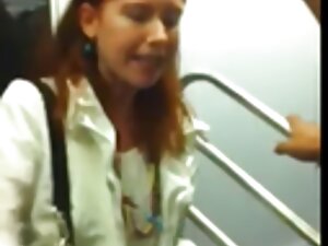 ロシアの少年は優しく黒い女の子を飾った。 ...