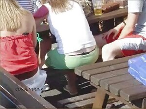 叔母は彼女の指で彼女の孫娘を見て、分かち ...