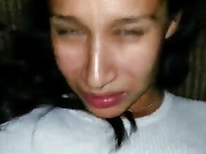 お母さんがシャワーを浴びている間、義理の ...