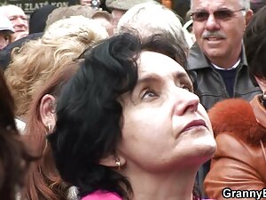 テープが吹いている間、男は三つの子牛を打 ...