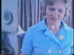 女性は女性と恋人を連れて行き、彼女に加わ ...