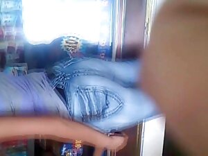 18歳の女の子が穴とお尻を示しています。 ...