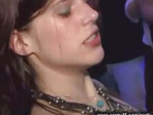 ブルネットは彼女の指に彼女の滑りudaを ...