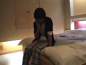 夫は彼の前で彼の友人のガールフレンドを打 ...