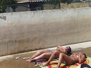 若い男は二つの強力なロシアの賞を食べるキ ...